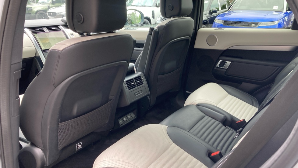 Land Rover Discovery 3.0 D300 R-Dynamic SE 5dr Auto Diesel Station Wagon - Image 60