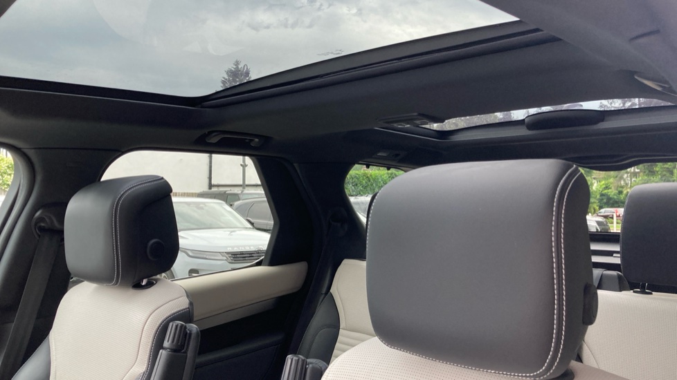 Land Rover Discovery 3.0 D300 R-Dynamic SE 5dr Auto Diesel Station Wagon - Image 63