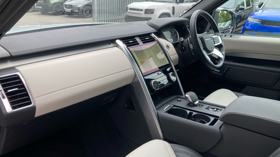 Land Rover Discovery 3.0 D300 R-Dynamic SE 5dr Auto Diesel Station Wagon - Image 65