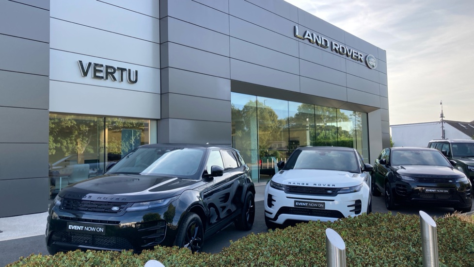 Land Rover Range Rover Velar 2.0 P400e Dynamic SE 5dr Auto Estate - Image 45