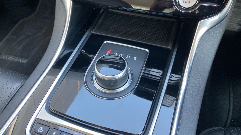Jaguar XE 2.0d [180] Portfolio 4dr Auto Diesel Saloon - Image 13