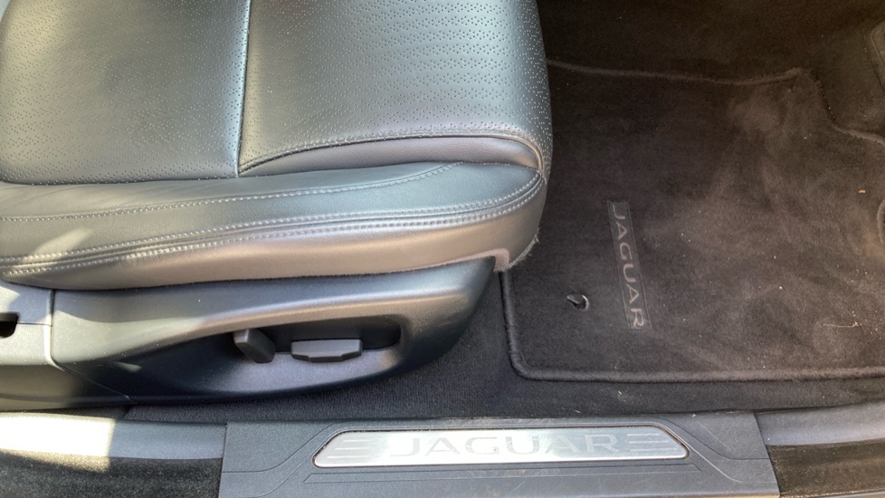 Jaguar XE 2.0d [180] Portfolio 4dr Auto Diesel Saloon - Image 23