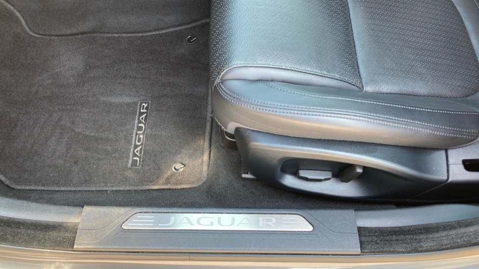 Jaguar XE 2.0d [180] Portfolio 4dr Auto Diesel Saloon - Image 43