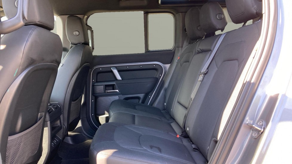 Land Rover Defender 2.0 P400e X-Dynamic SE 110 5dr Auto Estate - Image 4
