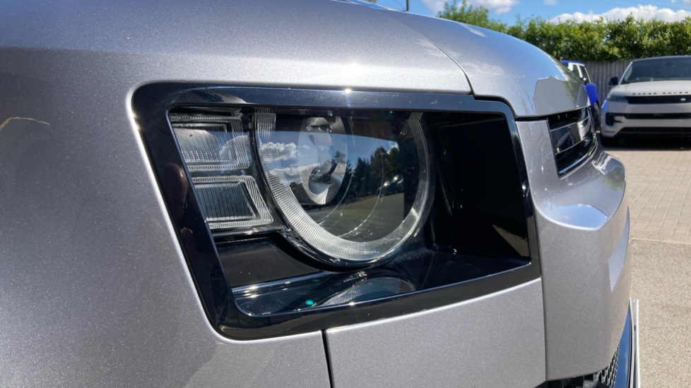 Land Rover Defender 2.0 P400e X-Dynamic SE 110 5dr Auto Estate - Image 17