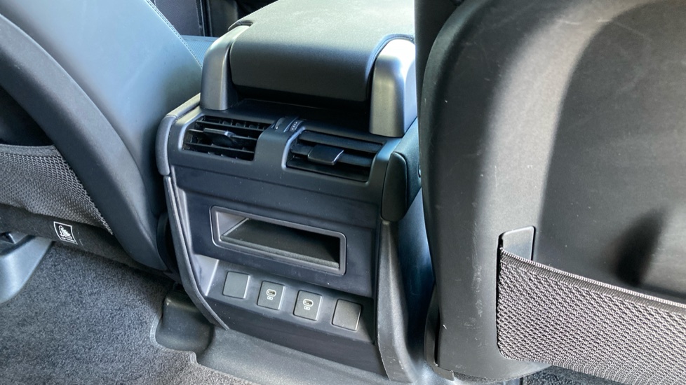 Land Rover Defender 2.0 P400e X-Dynamic SE 110 5dr Auto Estate - Image 18