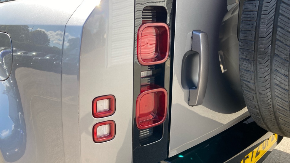 Land Rover Defender 2.0 P400e X-Dynamic SE 110 5dr Auto Estate - Image 19
