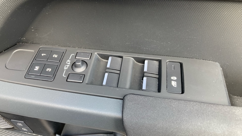 Land Rover Defender 2.0 P400e X-Dynamic SE 110 5dr Auto Estate - Image 22