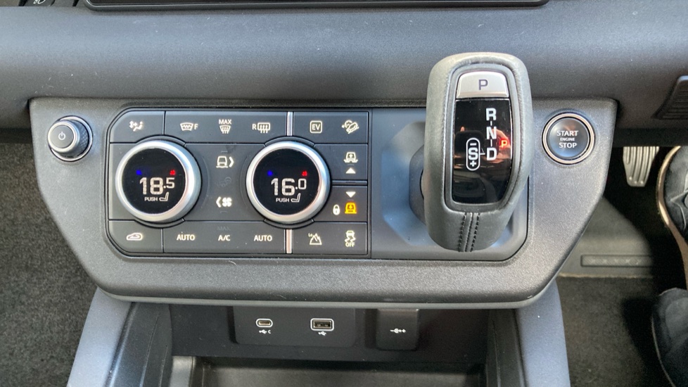Land Rover Defender 2.0 P400e X-Dynamic SE 110 5dr Auto Estate - Image 35
