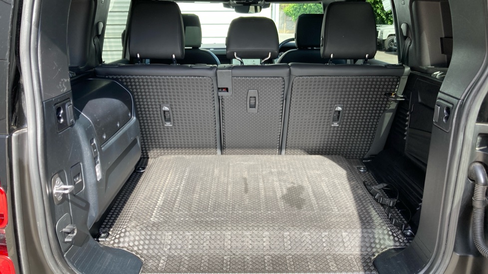 Land Rover Defender 2.0 P400e X-Dynamic SE 110 5dr Auto Estate - Image 46