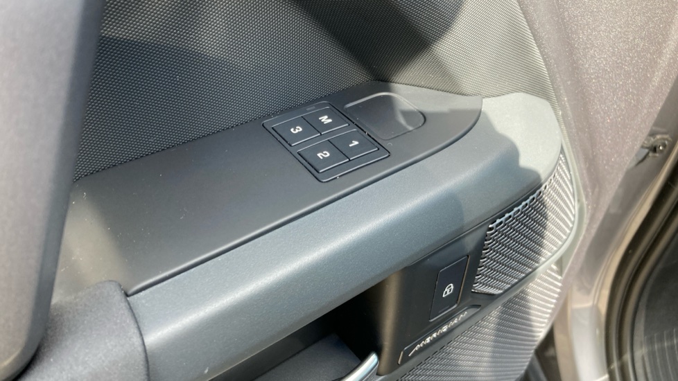 Land Rover Defender 2.0 P400e X-Dynamic SE 110 5dr Auto Estate - Image 52