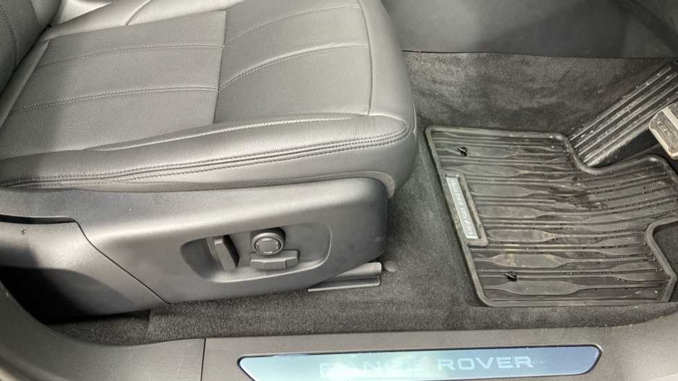 Land Rover Range Rover Evoque 1.5 P270e Dynamic SE 5dr Auto Hatchback - Image 24