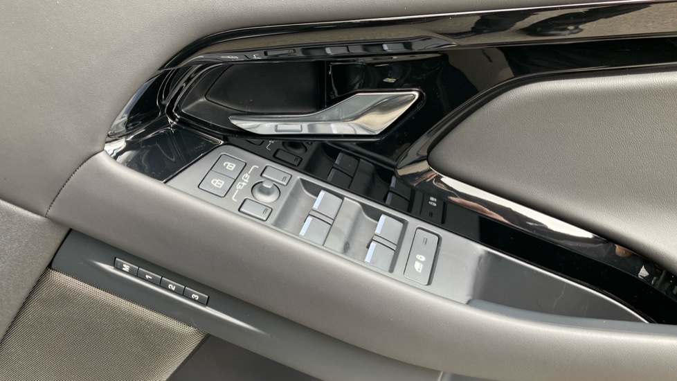 Land Rover Range Rover Evoque 2.0 D200 Autobiography 5dr Auto [Revised] Diesel Hatchback - Image 23