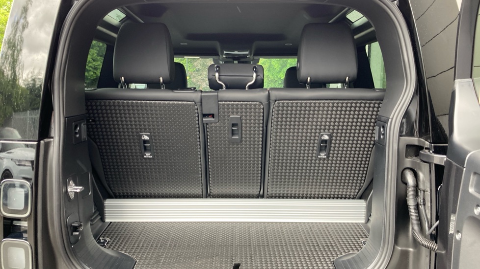Land Rover Defender 3.0 D250 X-Dynamic SE 90 3dr Auto Diesel Estate - Image 10