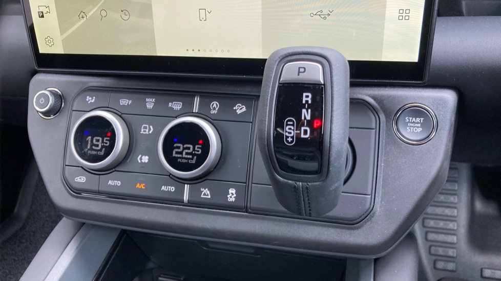 Land Rover Defender 3.0 D250 X-Dynamic SE 90 3dr Auto Diesel Estate - Image 30