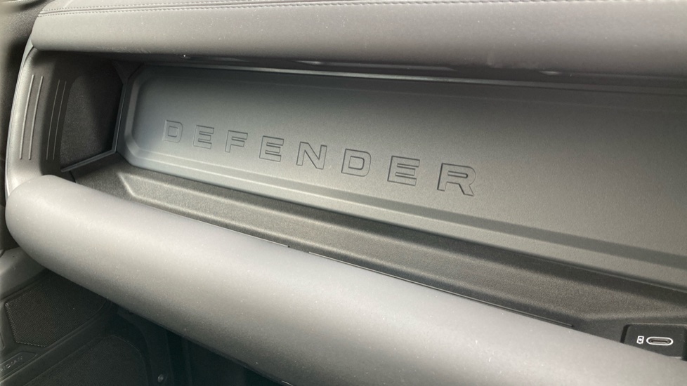 Land Rover Defender 3.0 D250 X-Dynamic SE 90 3dr Auto Diesel Estate - Image 37