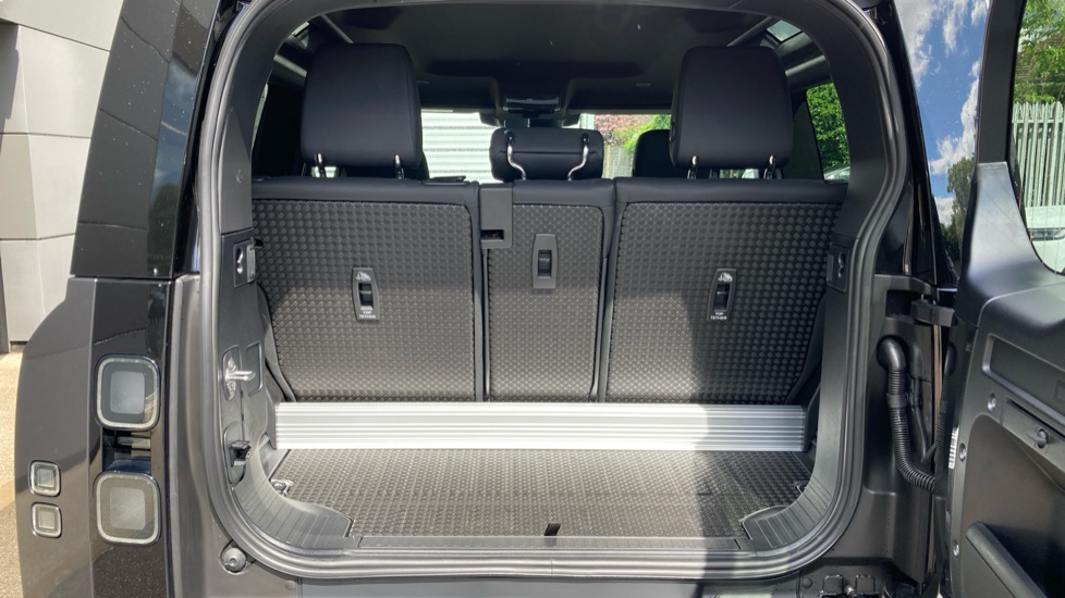 Land Rover Defender 3.0 D250 X-Dynamic SE 90 3dr Auto Diesel Estate - Image 40