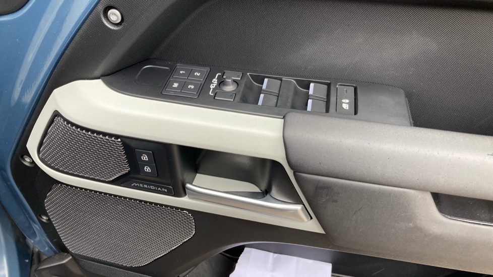 Land Rover Defender 3.0 D250 HSE 110 5dr Auto [7 Seat] Diesel Estate - Image 22