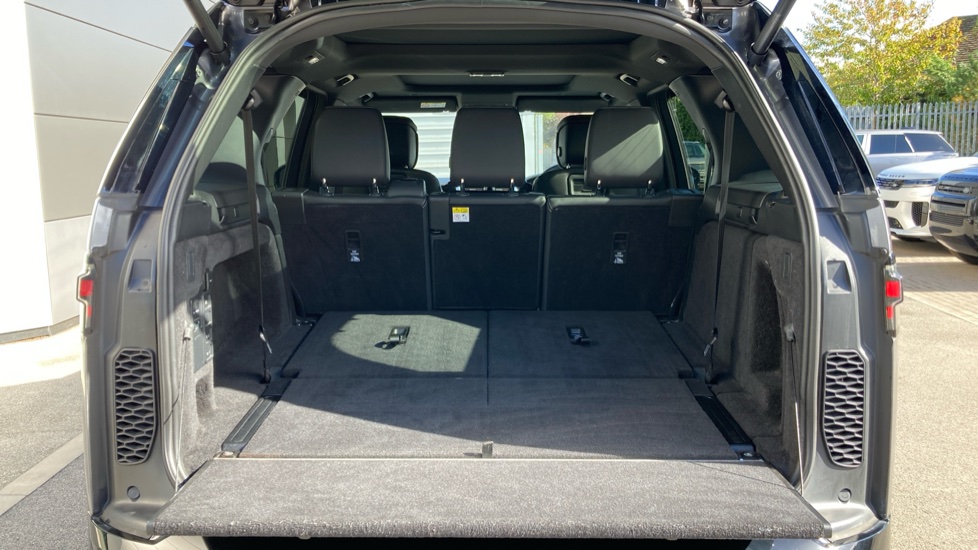 Land Rover Discovery 3.0 D300 R-Dynamic HSE 5dr Auto Diesel Station Wagon - Image 10