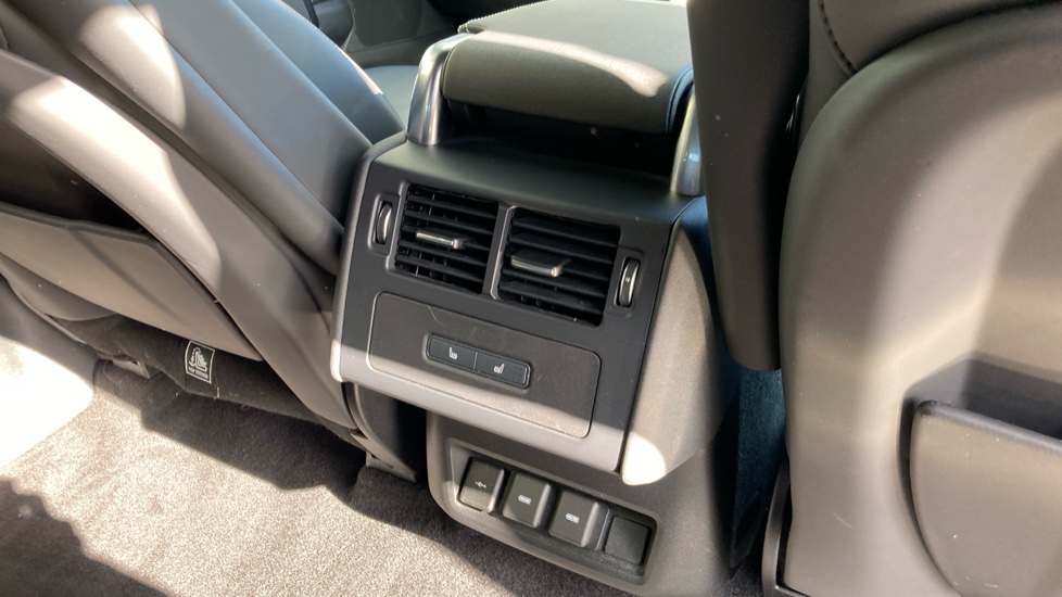 Land Rover Discovery 3.0 D300 R-Dynamic HSE 5dr Auto Diesel Station Wagon - Image 18