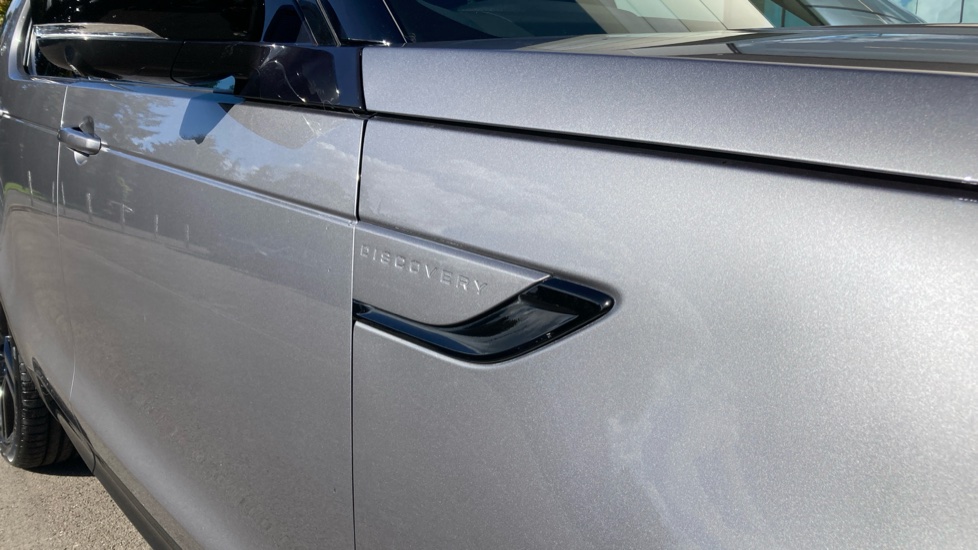 Land Rover Discovery 3.0 D300 R-Dynamic HSE 5dr Auto Diesel Station Wagon - Image 22