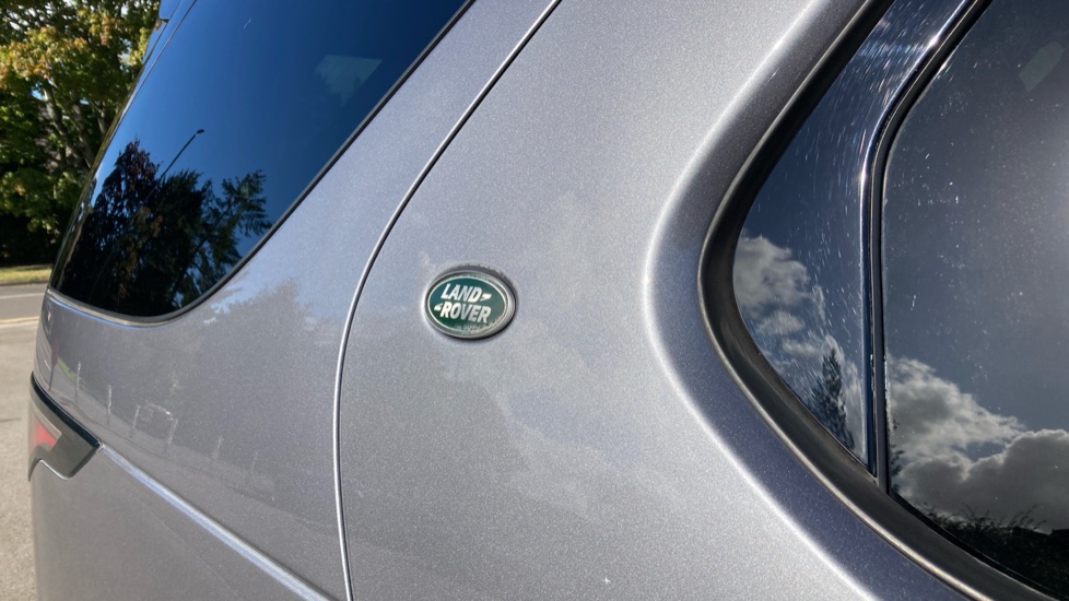 Land Rover Discovery 3.0 D300 R-Dynamic HSE 5dr Auto Diesel Station Wagon - Image 25