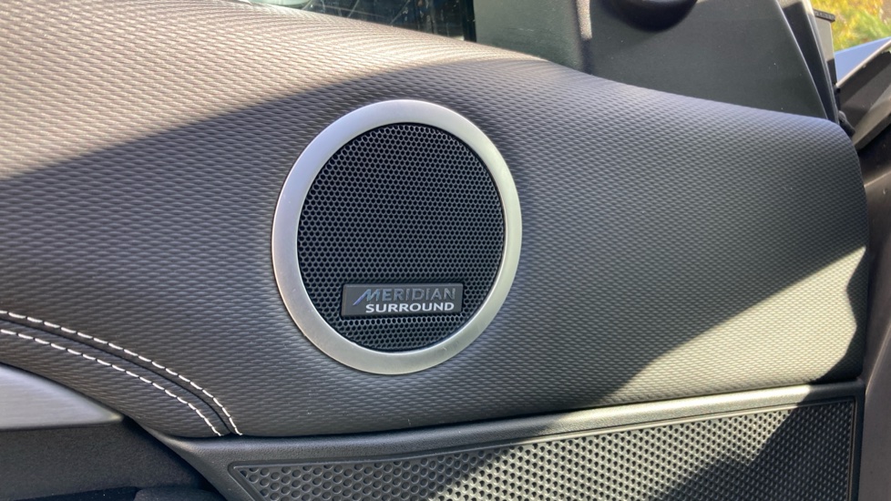Land Rover Discovery 3.0 D300 R-Dynamic HSE 5dr Auto Diesel Station Wagon - Image 32