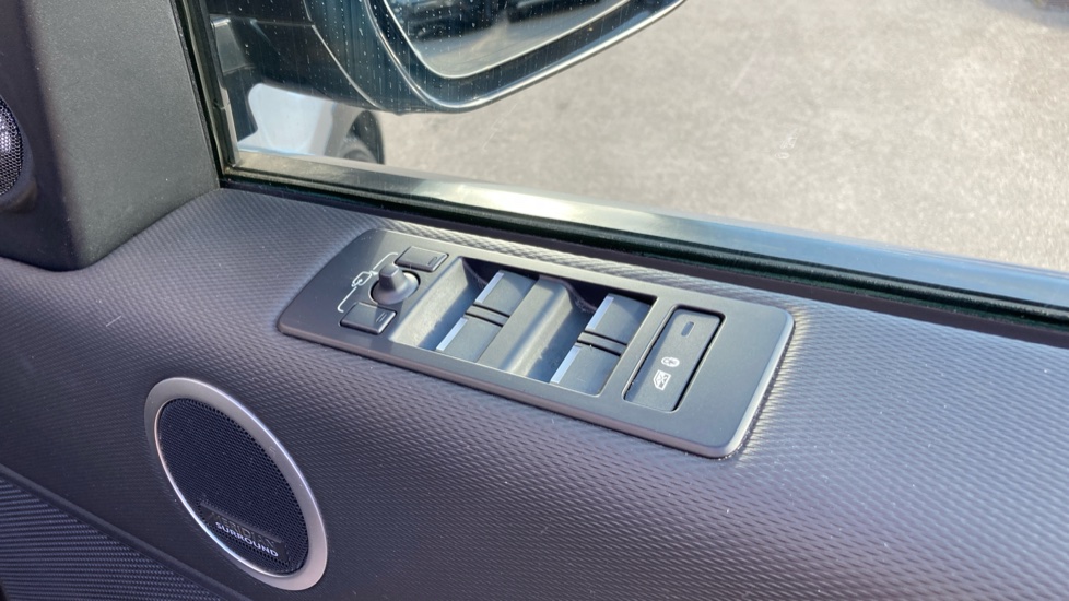 Land Rover Discovery 3.0 D300 R-Dynamic HSE 5dr Auto Diesel Station Wagon - Image 39