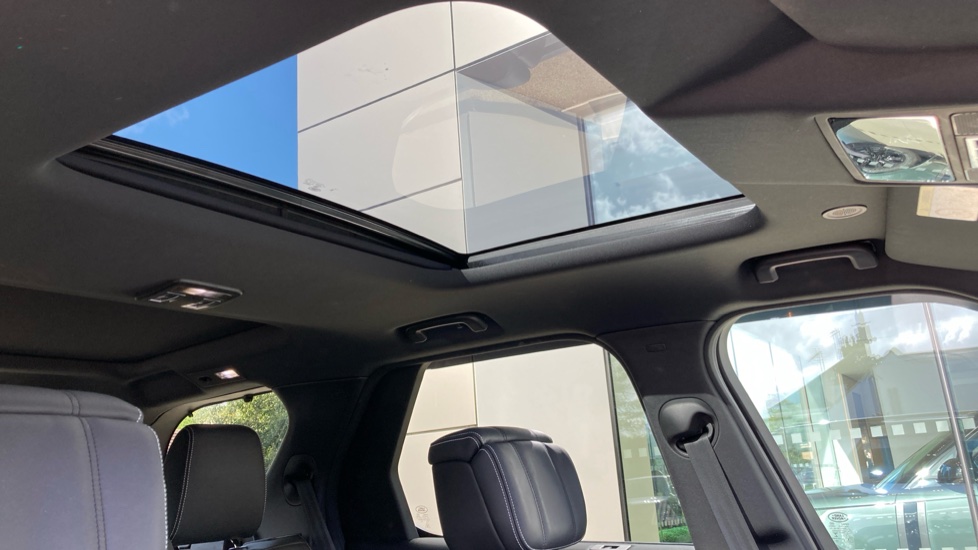 Land Rover Discovery 3.0 D300 R-Dynamic HSE 5dr Auto Diesel Station Wagon - Image 47
