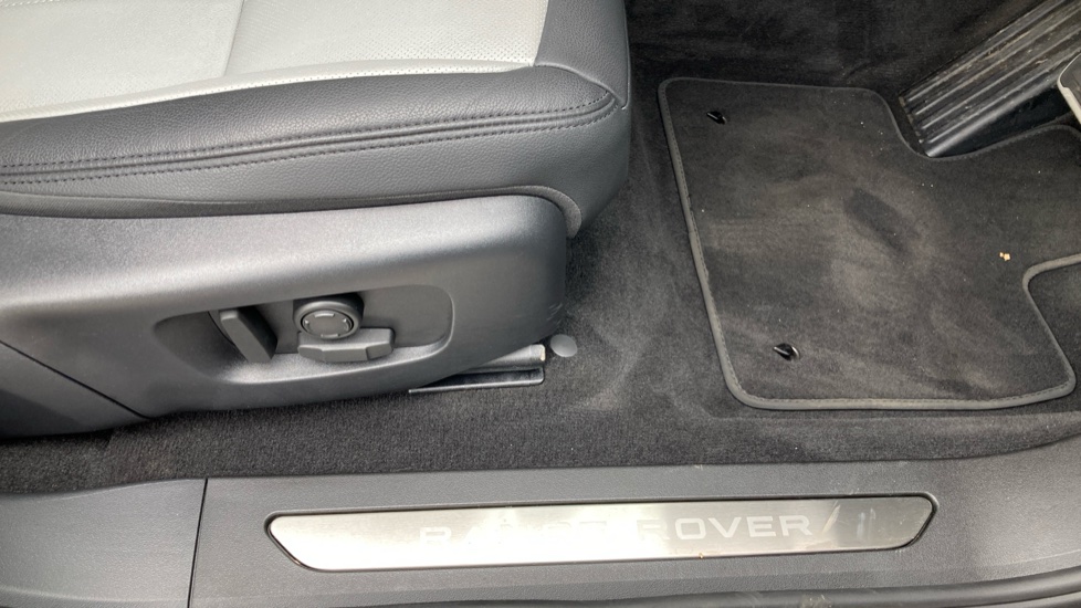 Land Rover Range Rover Evoque 2.0 D200 Dynamic SE 5dr Auto Diesel Hatchback - Image 25