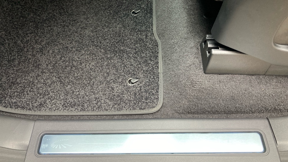 Land Rover Discovery 3.0 D350 Tempest 5dr Auto Diesel Station Wagon - Image 59