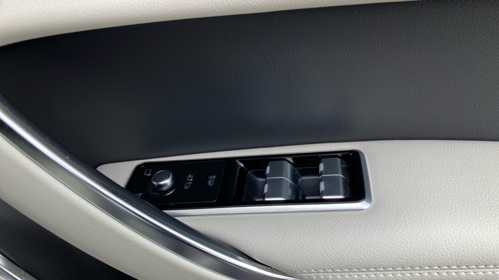 Jaguar XF 2.0 D200 R-Dynamic SE Black 4dr Auto Diesel Saloon - Image 24