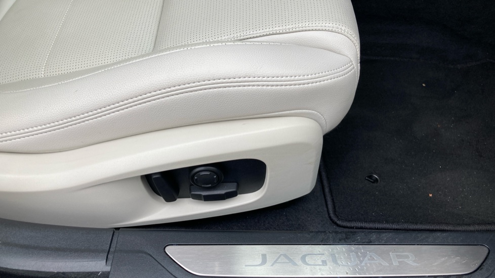 Jaguar XF 2.0 D200 R-Dynamic SE Black 4dr Auto Diesel Saloon - Image 25