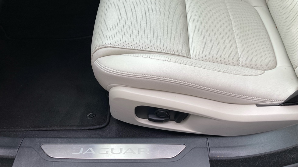 Jaguar XF 2.0 D200 R-Dynamic SE Black 4dr Auto Diesel Saloon - Image 53