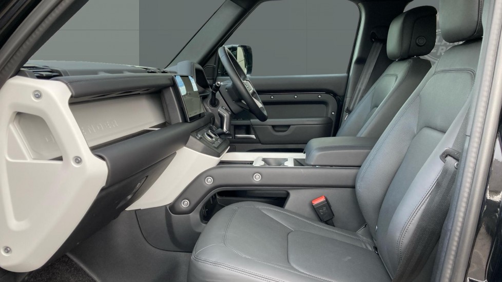 Land Rover Defender 3.0 D250 X-Dynamic HSE 110 5dr Auto Diesel Estate - Image 3