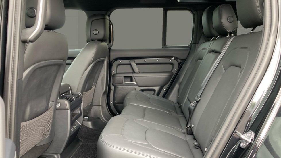 Land Rover Defender 3.0 D250 X-Dynamic HSE 110 5dr Auto Diesel Estate - Image 4