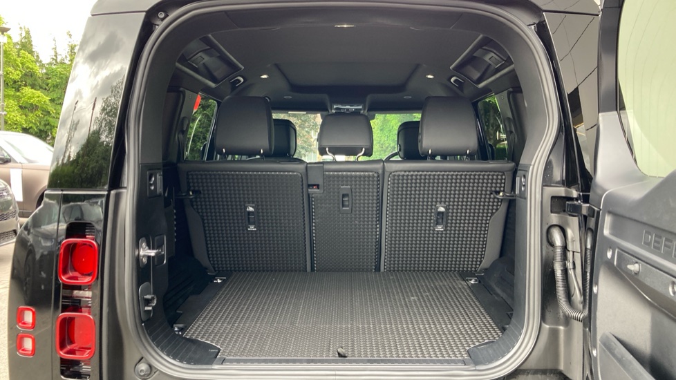 Land Rover Defender 3.0 D250 X-Dynamic HSE 110 5dr Auto Diesel Estate - Image 10