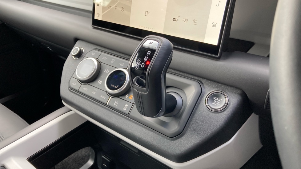 Land Rover Defender 3.0 D250 X-Dynamic HSE 110 5dr Auto Diesel Estate - Image 13