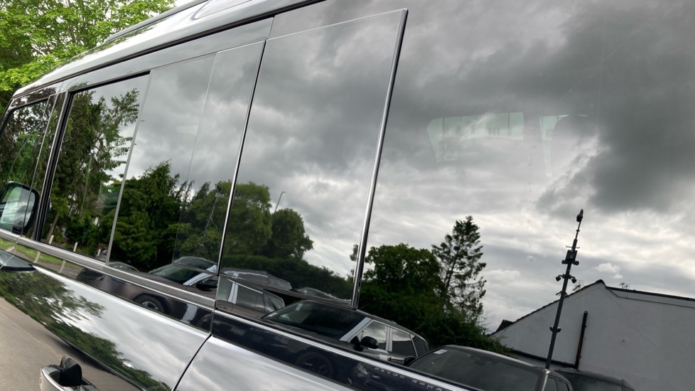 Land Rover Defender 3.0 D250 X-Dynamic HSE 110 5dr Auto Diesel Estate - Image 26