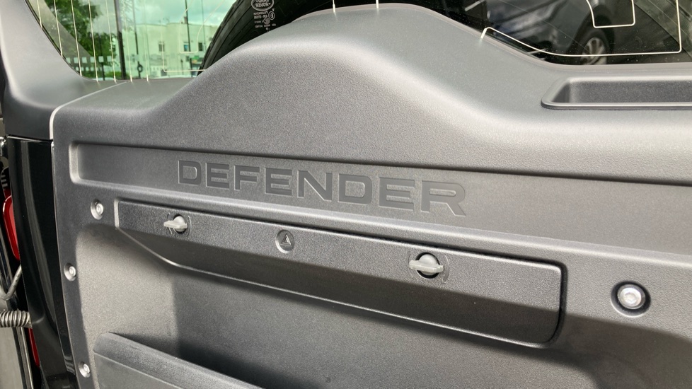 Land Rover Defender 3.0 D250 X-Dynamic HSE 110 5dr Auto Diesel Estate - Image 27