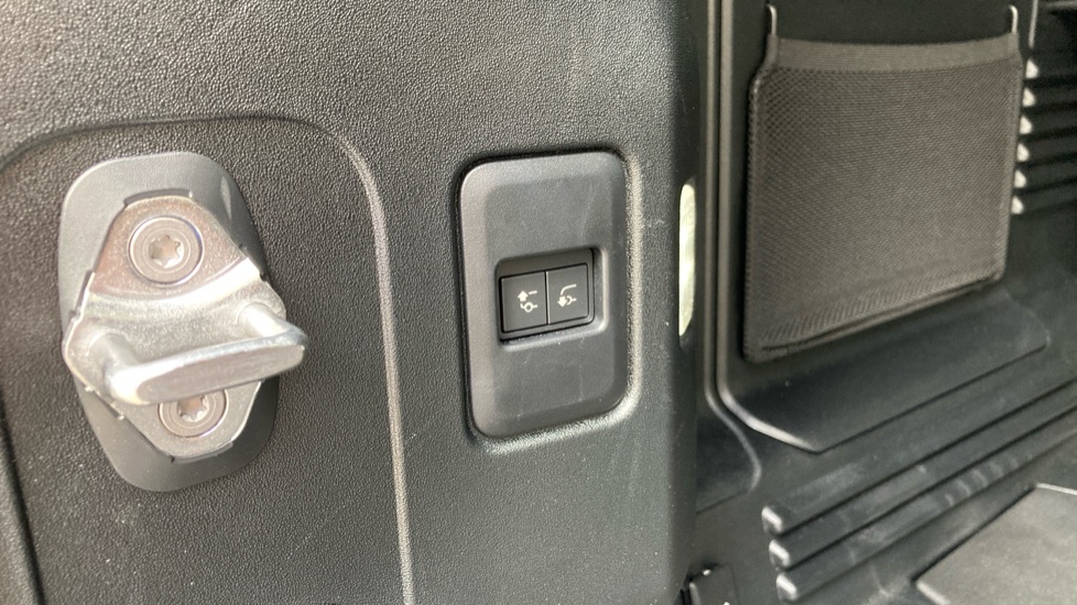 Land Rover Defender 3.0 D250 X-Dynamic HSE 110 5dr Auto Diesel Estate - Image 28