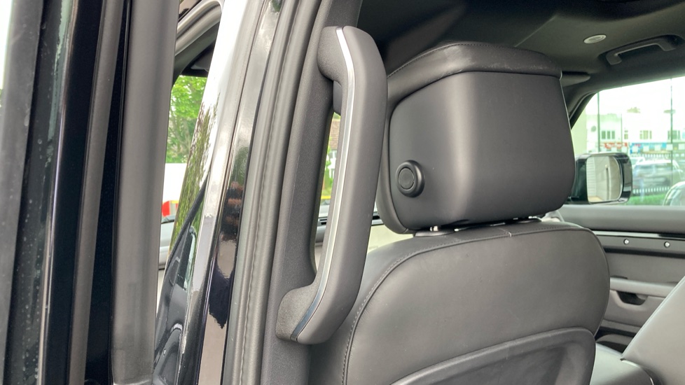Land Rover Defender 3.0 D250 X-Dynamic HSE 110 5dr Auto Diesel Estate - Image 35