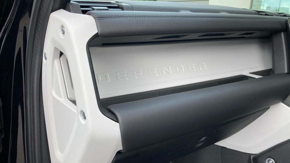 Land Rover Defender 3.0 D250 X-Dynamic HSE 110 5dr Auto Diesel Estate - Image 38