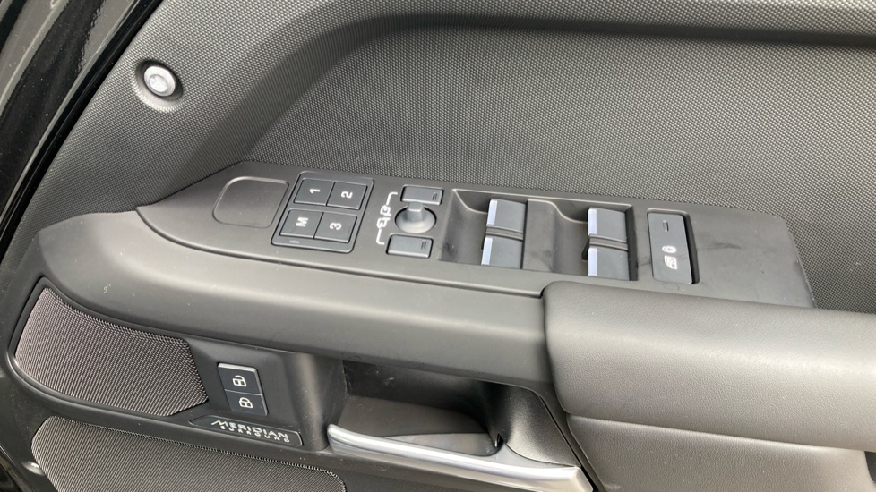 Land Rover Defender 3.0 D250 X-Dynamic HSE 110 5dr Auto Diesel Estate - Image 49