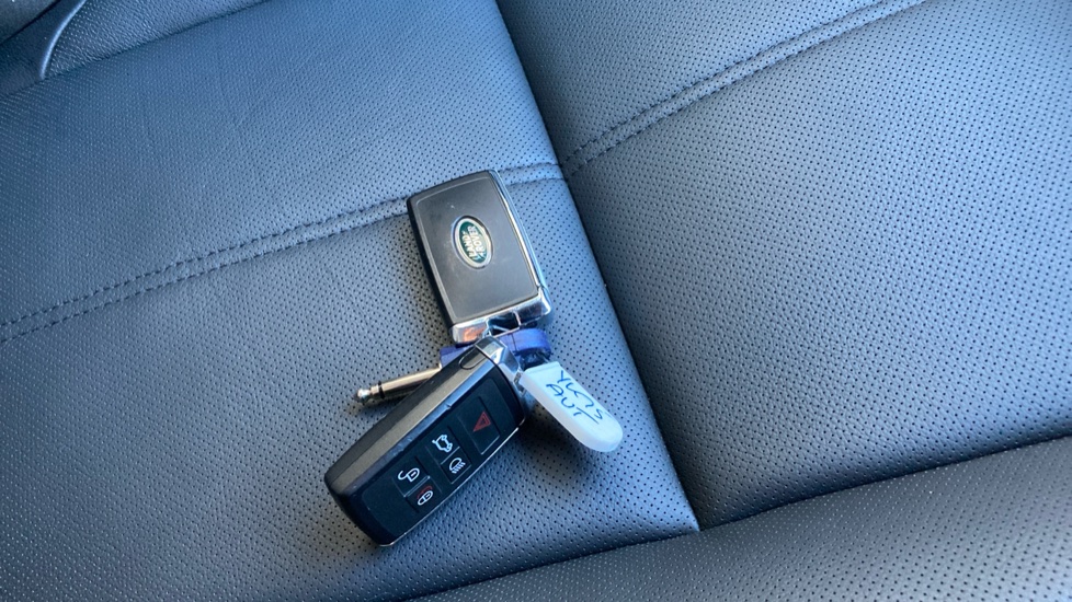 Land Rover Range Rover Velar 2.0 D200 MHEV Dynamic SE 5dr Auto Diesel Estate - Image 25