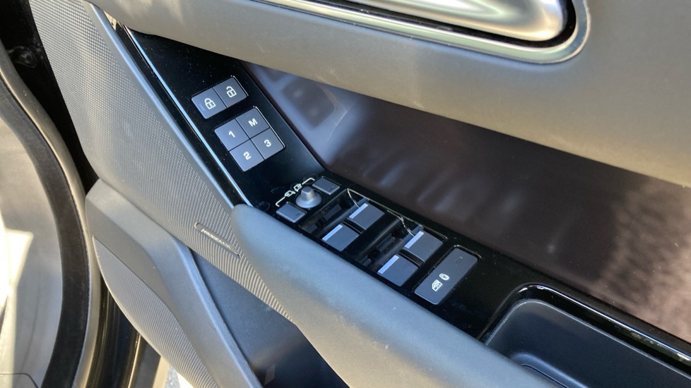 Land Rover Range Rover Velar 2.0 D200 MHEV Dynamic SE 5dr Auto Diesel Estate - Image 35
