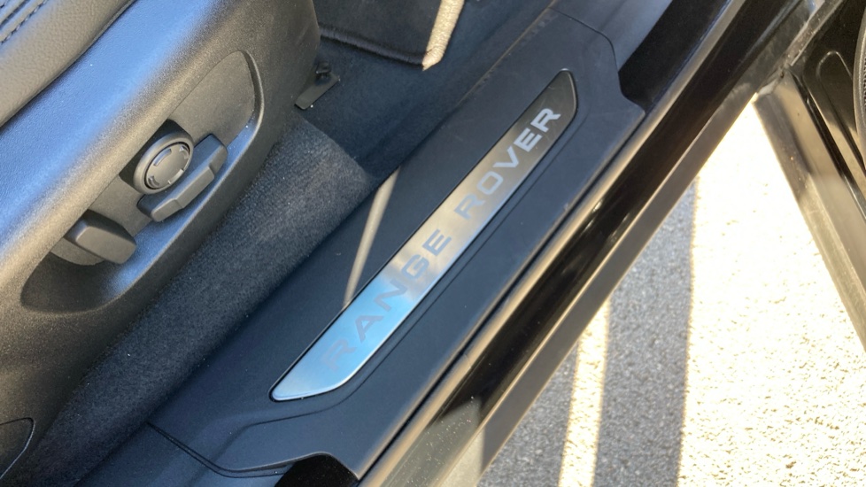 Land Rover Range Rover Velar 2.0 D200 MHEV Dynamic SE 5dr Auto Diesel Estate - Image 36