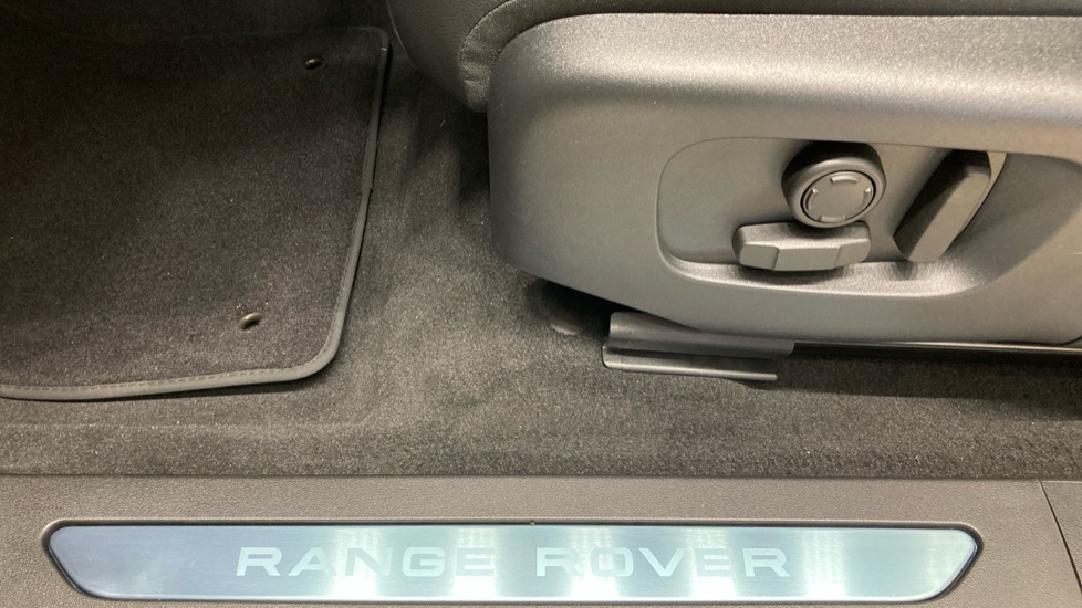 Land Rover Range Rover Evoque 2.0 D200 Edition 5dr Auto Diesel Hatchback - Image 45