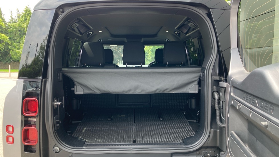 Land Rover Defender 3.0 D250 X-Dynamic S 110 5dr Auto [7 Seat] Diesel Estate - Image 10