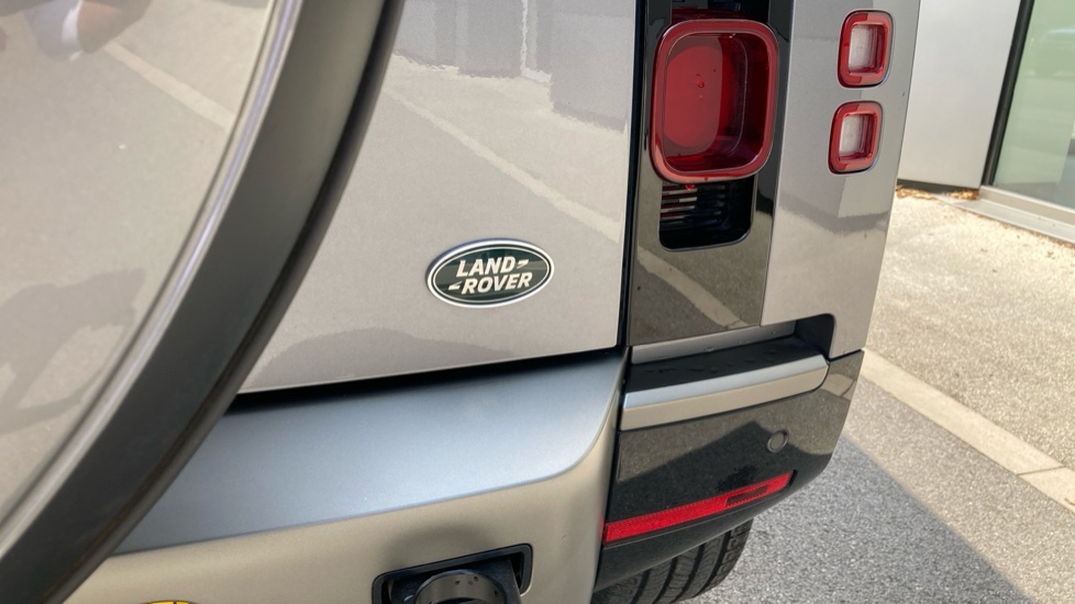 Land Rover Defender 3.0 D250 X-Dynamic S 110 5dr Auto [7 Seat] Diesel Estate - Image 39